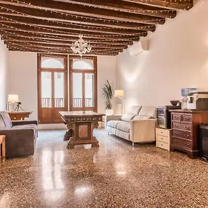 Casa de hóspedes Palazzo Daponte By Lionhost